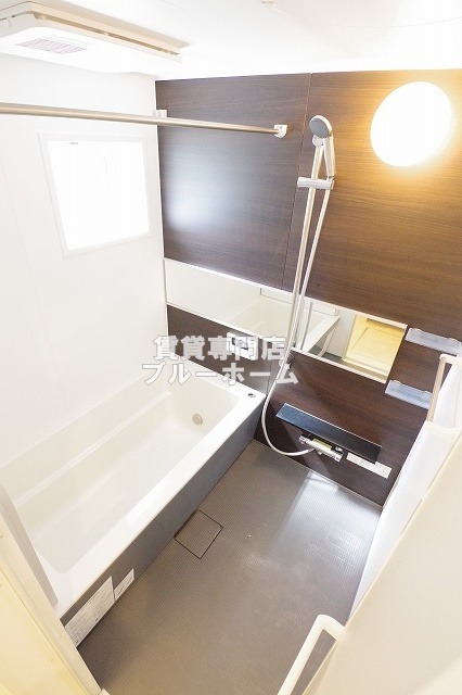 バス・シャワールーム　小窓付きで明るいお風呂！