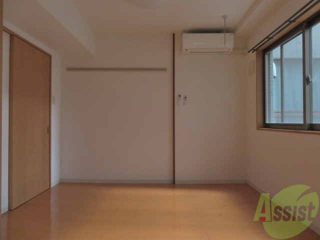 居室・リビング　４．８帖の洋室です。日差しが良く入るお部屋で明るいです。