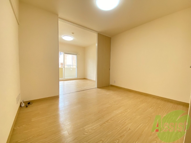 居室・リビング　こちらは７帖の洋室になります。ゆったり過ごせそうですね。