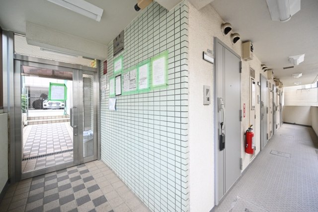 エントランス　落ち着いたエントランスです