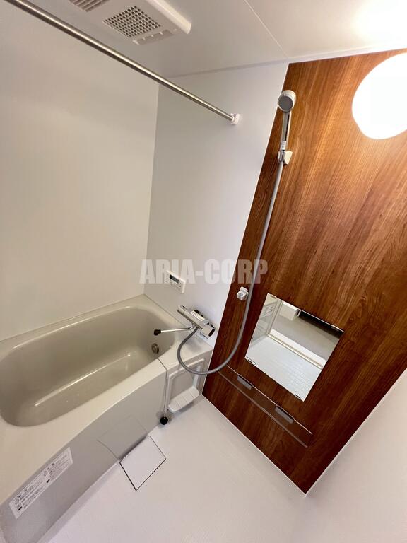 バス・シャワールーム　浴室乾燥機能付。カラーパネル採用でお洒落なバスルーム。