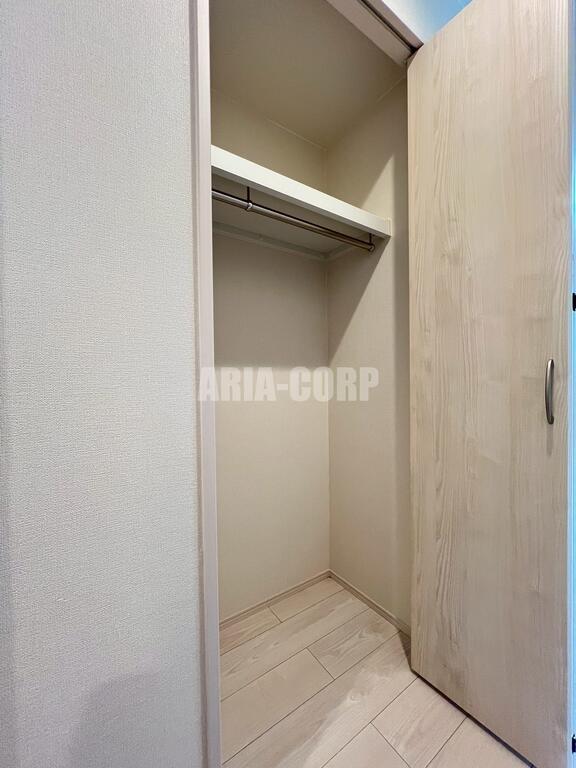 収納　クローゼット。上部には便利な棚がございます！