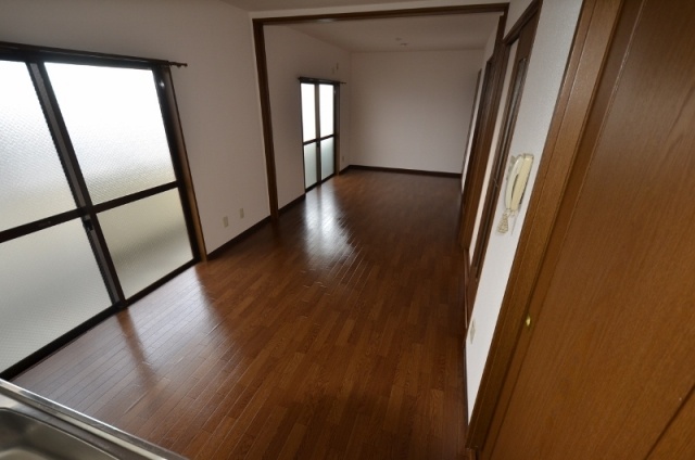 居室・リビング　床色が落ち着いた色合いで綺麗です♪