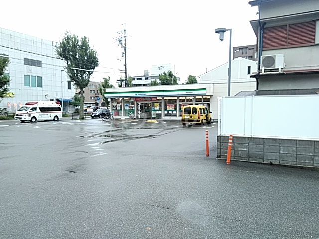 コンビニ　ファミリーマート箕面市役所前店（コンビニ）まで406m