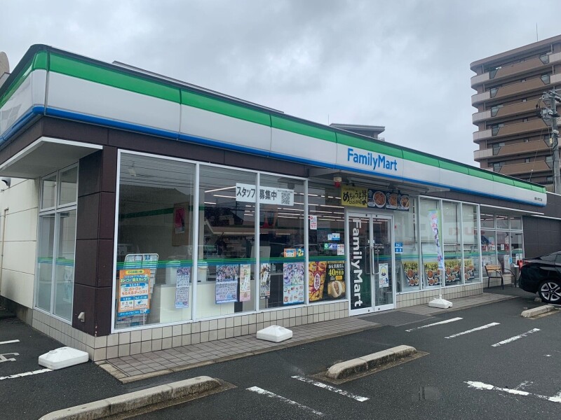 コンビニ　ファミリーマート福岡小戸四丁目店（コンビニ）まで296m