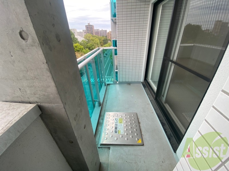 バルコニー　バルコニーは幅があり、広い印象を受けました。