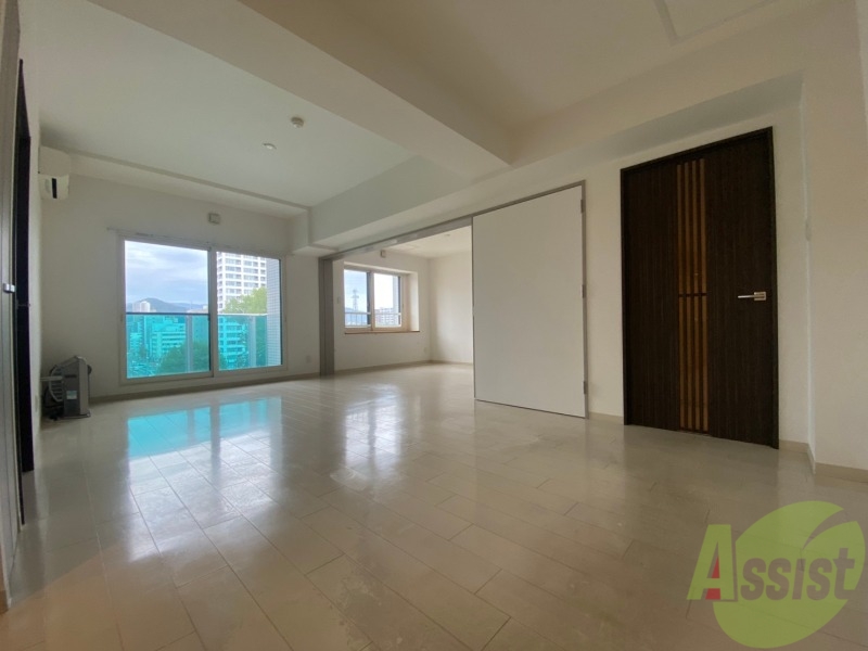 居室・リビング　白さが清潔感を出してくれます。お部屋も明るいですね。