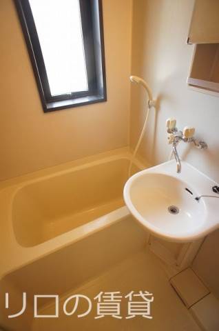 バス・シャワールーム　ゆったりとしたバスルーム