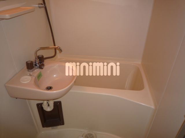 バス・シャワールーム　洗面一体型の浴室です。