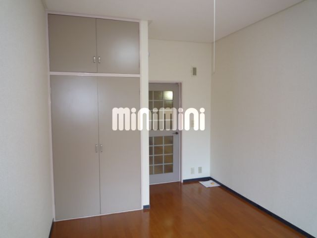 居室・リビング　白を基調とした室内です。