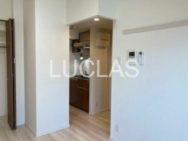 居室・リビング　落ち着いた色味の床材がくつろぎ空間を演出♪