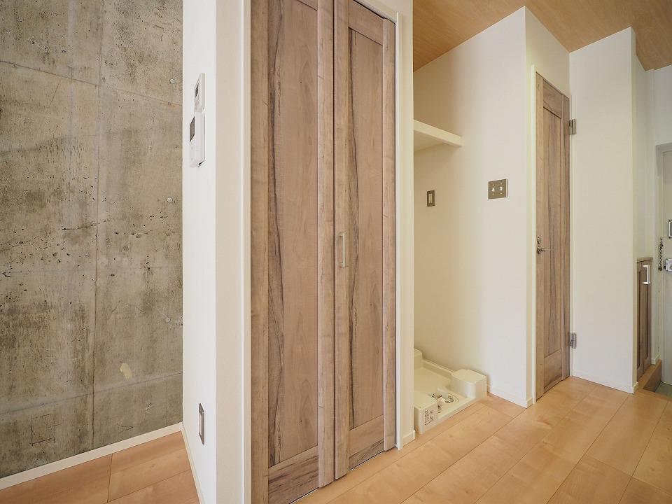 収納　存在感のあるナチュラルアンティーク調の扉が魅力的