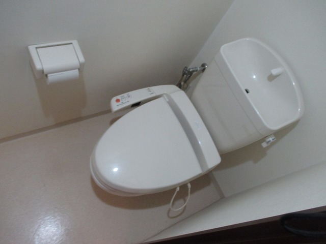 トイレ　トイレには快適な温水洗浄便座付です