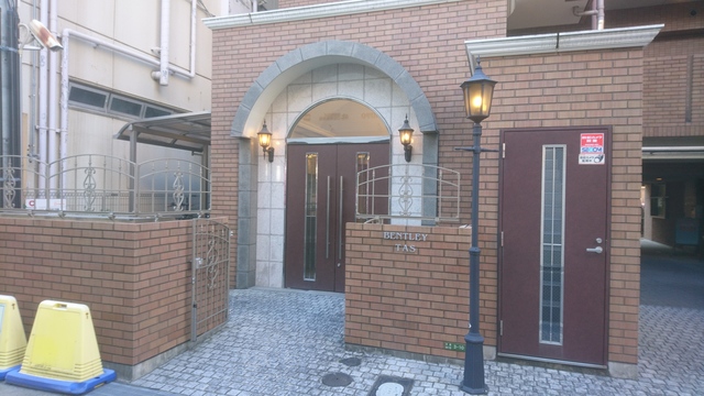 エントランス　落ちついた外観にマッチしたエントランスです