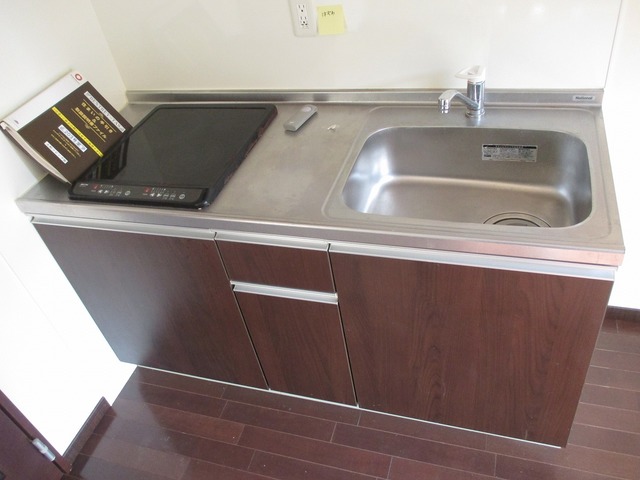 キッチン　レンジフード付の２口ＩＨシステムキッチンです