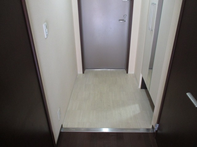 玄関　玄関には便利なシューズクローク付です