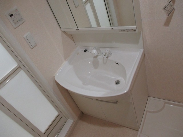 洗面設備　忙しい朝にうれしい洗髪洗面化粧台付です