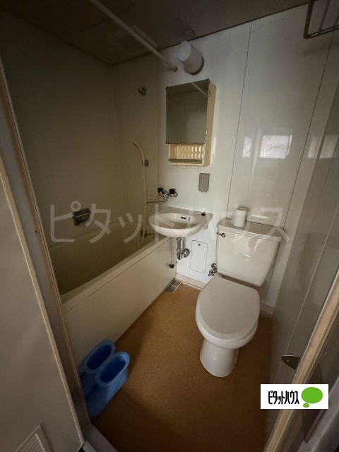 バス・シャワールーム　内装中の画像になります