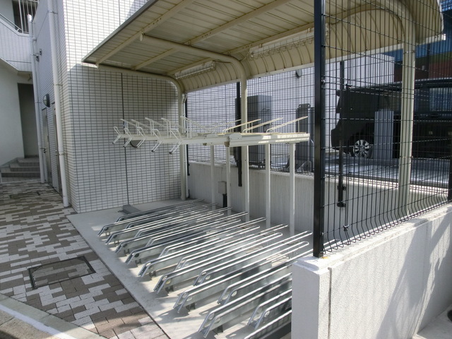 その他共有部分　屋根つきの駐輪スペースです♪