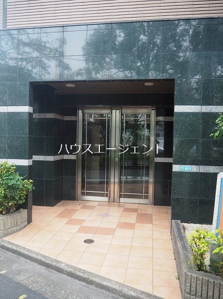 エントランス　立派なエントランスです。