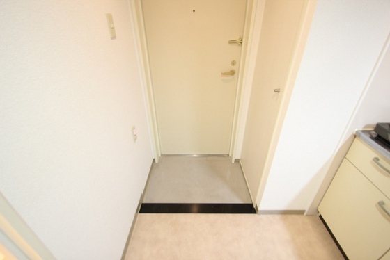 玄関　※他部屋の写真です。現況優先