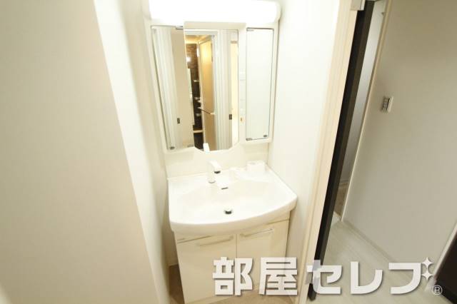 洗面設備　きれいな洗髪洗面化粧台です。