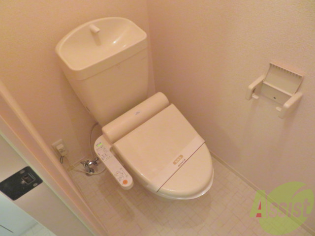 トイレ　トイレには、ウォシュレット機能が設置されているので便利です