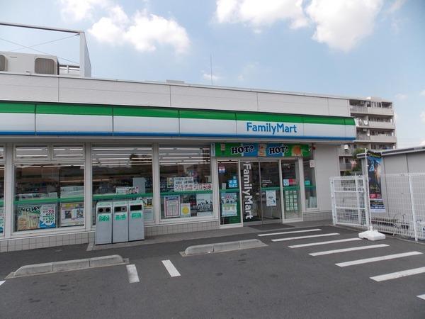 コンビニ　ファミリーマートアイダ草加中央店（コンビニ）まで881m