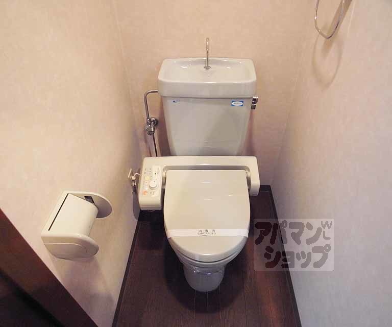 トイレ　ウォシュレット付き。