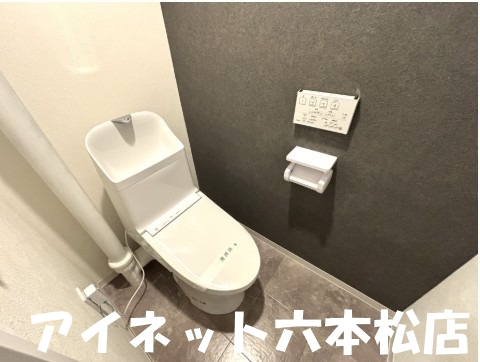 トイレ　温水洗浄便座付きです