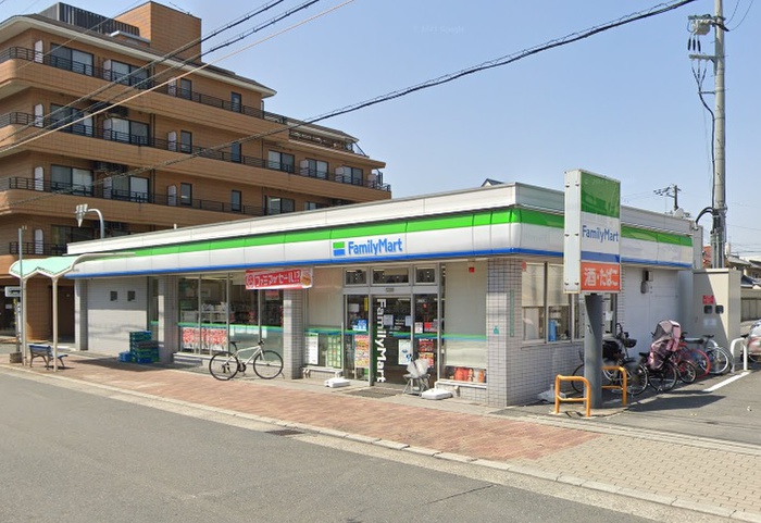 コンビニ　ファミリーマート（コンビニ）まで350m