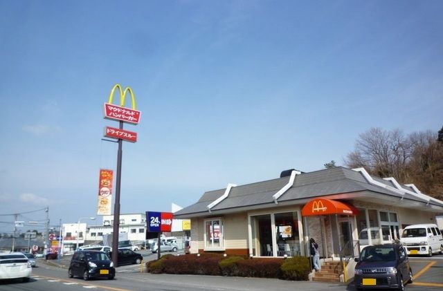 飲食店　マクドナルド川奈店（飲食店）まで400m