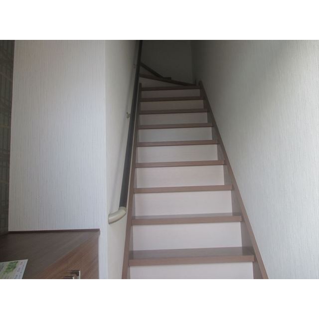 玄関　玄関から階段の様子