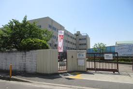 中学校　高槻市立如是中学校（中学校）まで690m