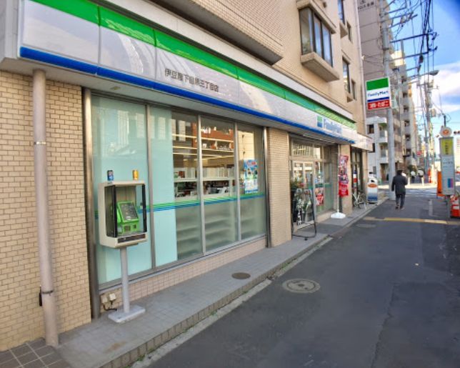 コンビニ　ファミリーマート伊豆屋下目黒三丁目店（コンビニ）まで112m