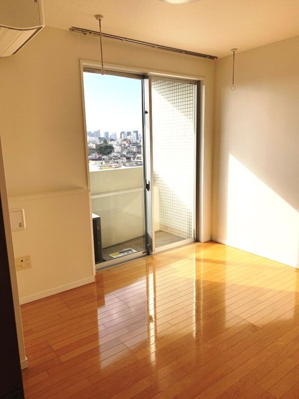 居室・リビング　※同建物内・別タイプの参考写真です。