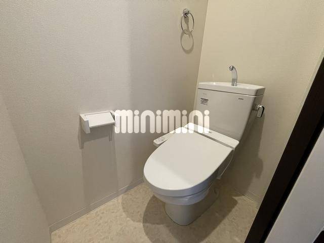 トイレ　シャワー付きトイレです。