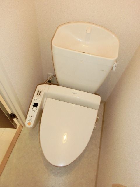トイレ　温水洗浄便座付きのトイレ