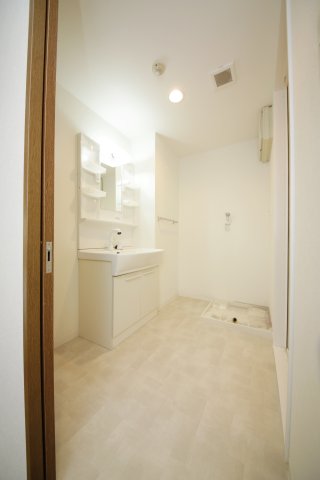 洗面設備　別部屋同間取りのお写真となります。参考にご覧くださいませ。
