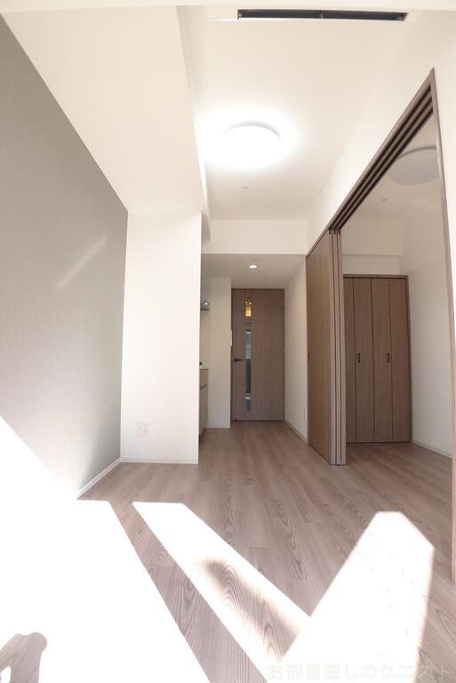 居室・リビング　部屋によってカラータイプことなります。