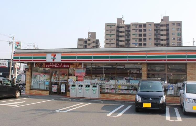 コンビニ　セブンイレブン（コンビニ）まで784m