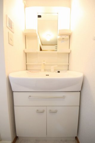 洗面設備　独立洗面台、小物を置くことができて便利です