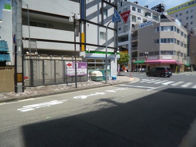 コンビニ　ファミリーマート西明石駅前店（コンビニ）まで109m
