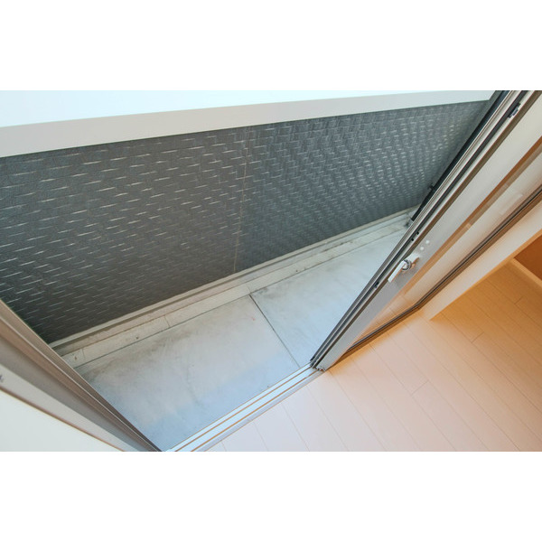 バルコニー　同じ建物の別の部屋