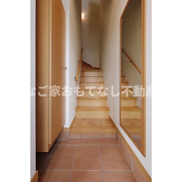 玄関　※写真は別号室