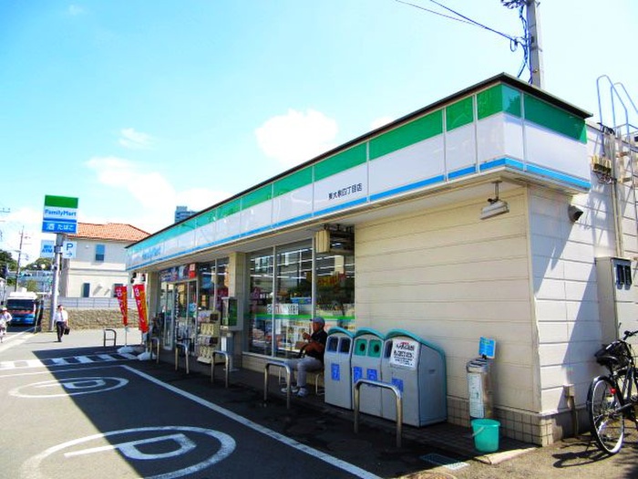 コンビニ　ファミリーマート（コンビニ）まで230m