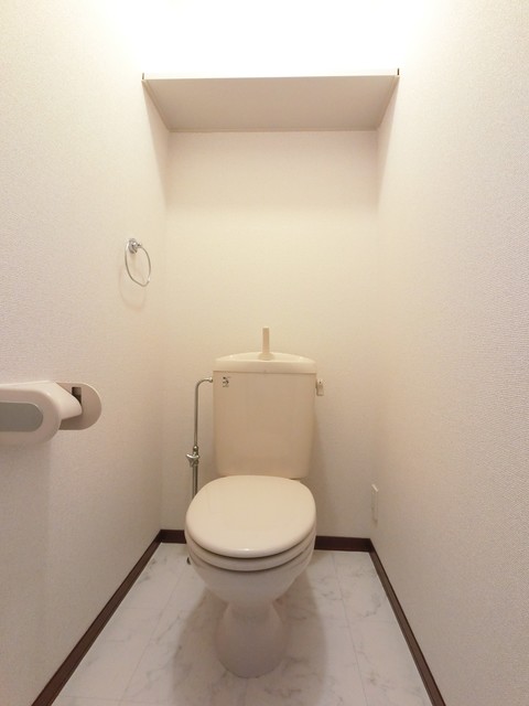 トイレ　トイレ空間が広くゆったり、上部収納もあります！