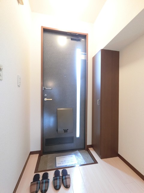 玄関　玄関には広々とした下駄箱が設置されています♪