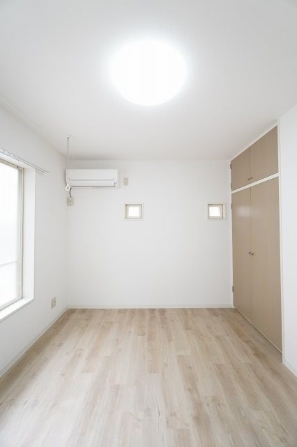 その他部屋・スペース　小窓もあり風通しの良いお部屋です
