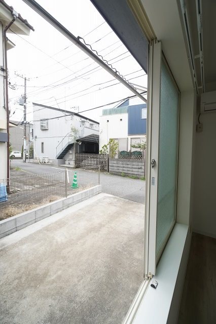 バルコニー　外に物干しスペースあり(目の前は駐車スペースとなります)